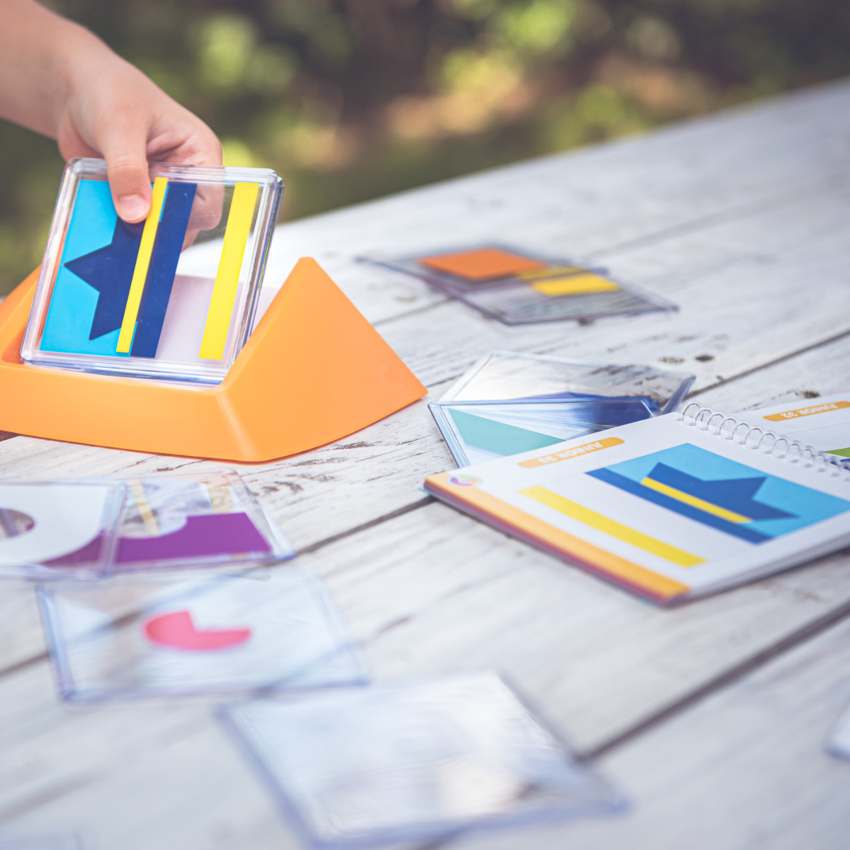 Smart Games Colour Code - Gioco Di Logica E Puzzle Per Bambini E Adulti - 18 Tessere Colorate Trasparenti